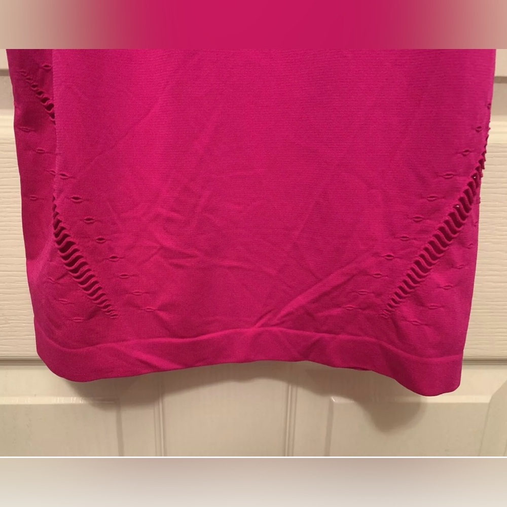 NEW- Victoria’s Secret Hot Pink Sport Seamless Perforation Tank Top Women Large - Picture 10 of 12